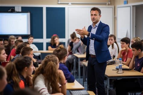 Ilustración de un Educador de Trato Directo interactuando con niños y adolescentes en un entorno de apoyo.