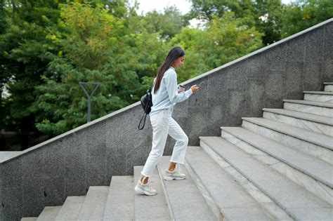 Infografía sobre causas de dificultad al subir escaleras en la tercera edad