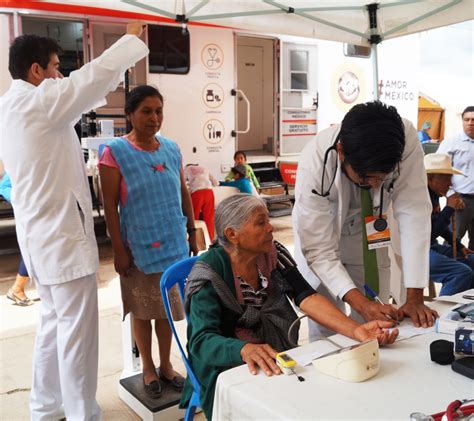 Personas recibiendo atención médica o paquetes de alimentos de programas de salud