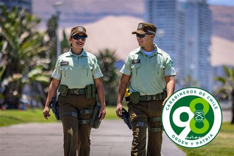 Fotografía de Carabineros de Chile interactuando con la comunidad en una actividad social