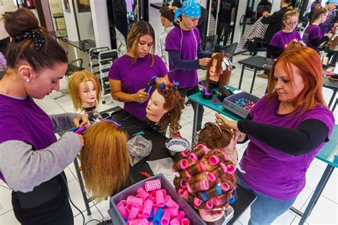 Fotografía de taller de peluquería y estética con jóvenes