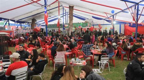 Persona payando en una fonda de Fiestas Patrias con ambiente festivo