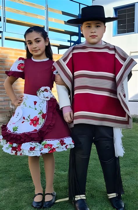 Niños vestidos de huasos cantando payas en un escenario infantil
