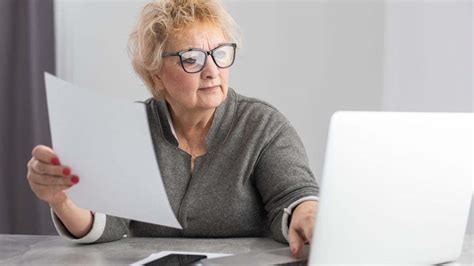 Persona jubilada revisando documentos de préstamo o finanzas personales