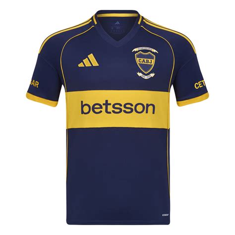 Fotografía de Jorge con una camiseta de fútbol de Boca Juniors y un póster de Lionel Messi