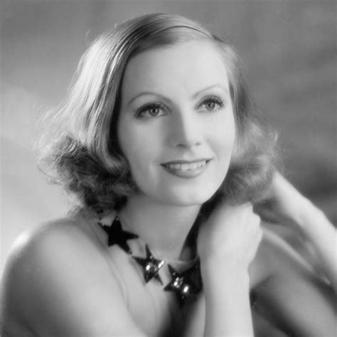 Retrato de Greta Garbo en su juventud, con su mirada característica.