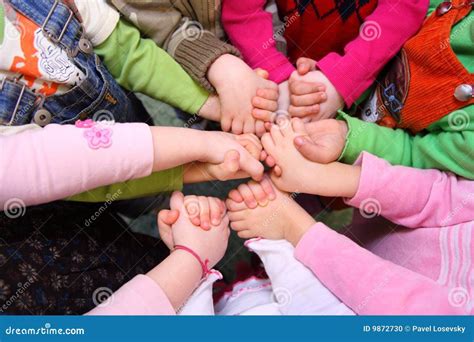 Foto temática: Manos de niños entrelazadas (símbolo de protección infantil)