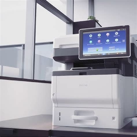 Imagen de la fotocopiadora Ricoh MP 2555SP en un entorno de oficina moderno.