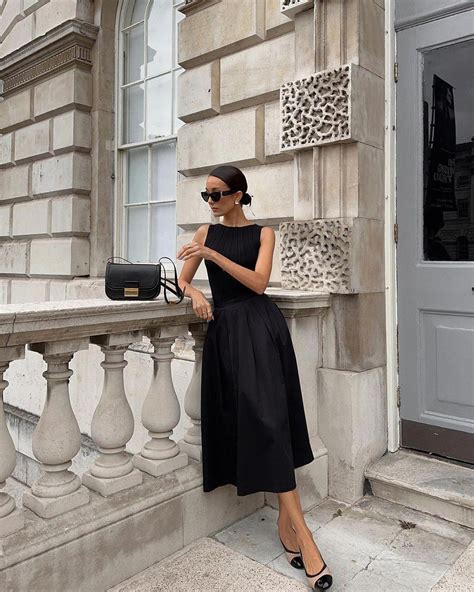 Mujer senior elegante sonriendo, vestida con ropa que combina comodidad y estilo