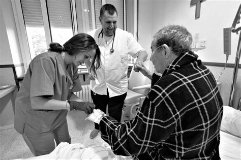Fotografía: equipo médico brindando cuidados paliativos a un paciente