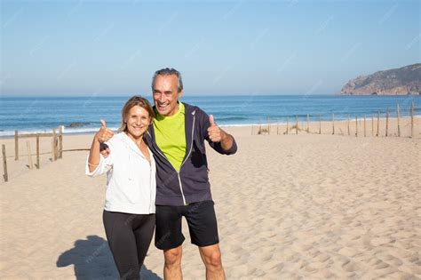 Foto de una pareja de jubilados viajando o disfrutando de un hobby