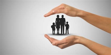 Ilustración conceptual de un escudo o mano protectora sobre siluetas de niños y adolescentes, simbolizando la protección del Servicio Nacional de Protección Especializada a la Niñez y Adolescencia.