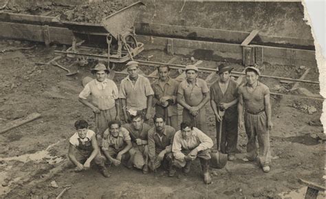 Fotografía histórica de obreros chilenos a principios del siglo XX trabajando en condiciones precarias