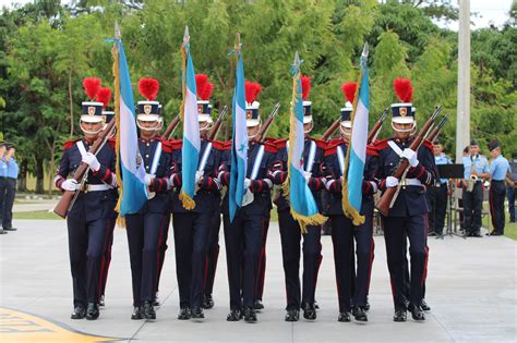 Fotografía de cadetes de las Fuerzas Armadas chilenas en formación