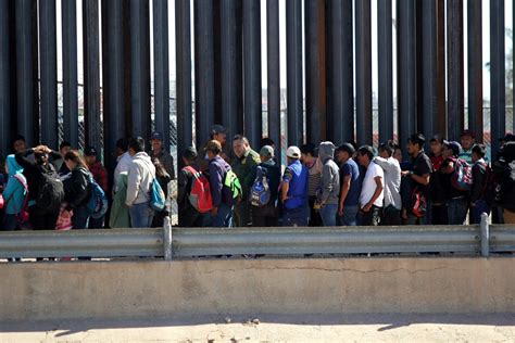 Ilustración de personas migrantes en situación de detención o hacinamiento