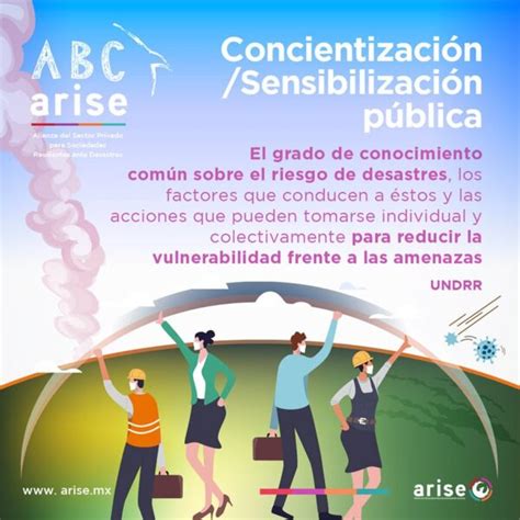 Fotografía de una actividad de concientización pública en el paseo peatonal de Concepción con entrega de dípticos