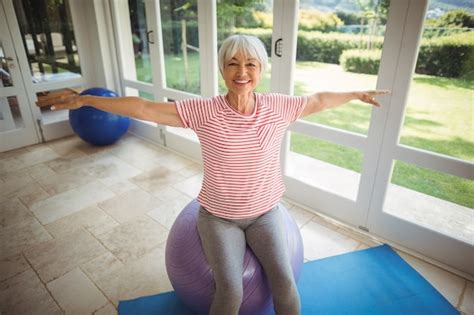 Mujer anciana realizando ejercicios de estiramiento