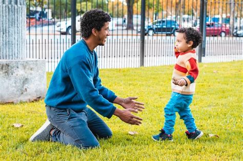 Foto: Madre e hijo interactuando en un entorno de vulnerabilidad, pero con gesto de afecto