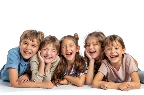 Foto de grupo de cuidadoras sonriendo con niños pequeños en un parque de Huechuraba