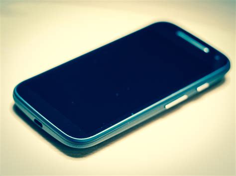 Imagen de un teléfono móvil con una interfaz simplificada, mostrando contactos con fotografías grandes