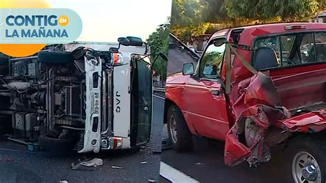 Imagen de una escena de accidente de tráfico con presencia policial