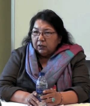 Retrato de Beverly Hungry Wolf, Sikski-Aki o Mujer de Cara Negra, escritora canadiense indígena, documentando las tradiciones de su pueblo.
