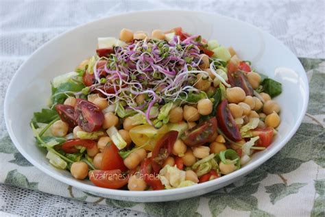 collage de imágenes mostrando diferentes platos de legumbres: ensalada de garbanzos, lentejas estofadas, hummus con pan pita.