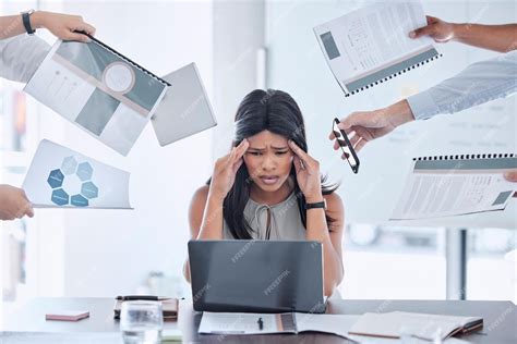 Mujer estresada en su entorno laboral