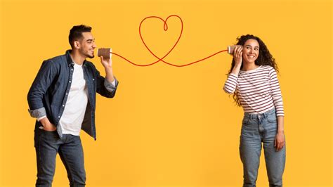 Foto temática de parejas comunicándose sobre sus deseos sexuales