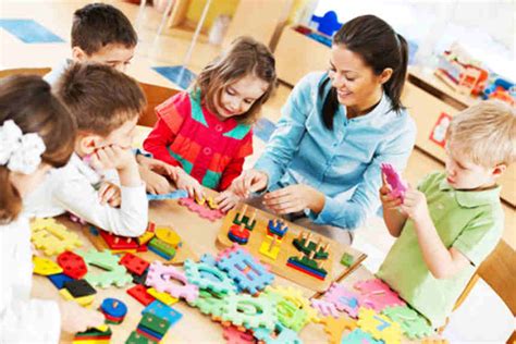 Niños y adultos interactuando en un ambiente de aprendizaje lúdico