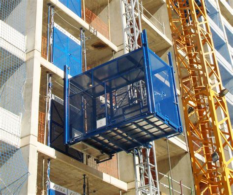 Montacargas de obra elevando materiales con seguridad, para contrastar con el mal uso o fallo