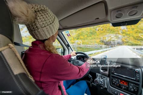 foto de mujer conduciendo una furgoneta por paisajes naturales