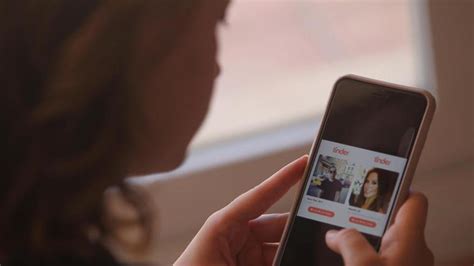 Mujer mayor utilizando una aplicación de citas en su smartphone