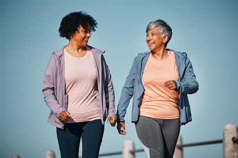 Mujeres mayores conversando sobre salud y bienestar
