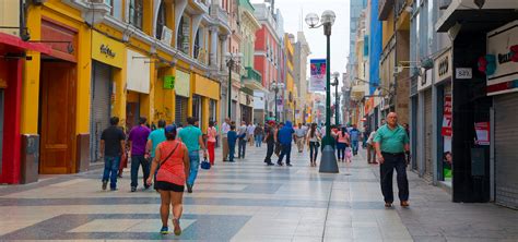 Fotografía de un barrio urbano español, con edificios y gente en la calle