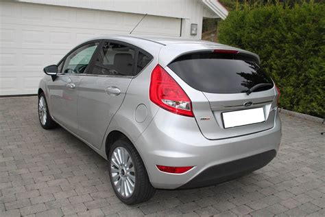 Fotografía de un coche Ford Fiesta gris o patrulla policial