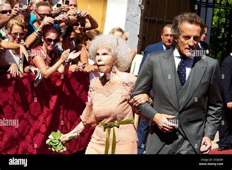 Cayetana Fitz-James Stuart y su tercer marido, Alfonso Díez, bailando flamenco