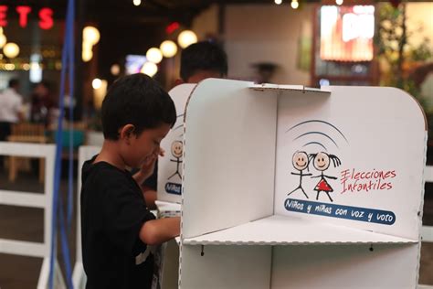 Foto de niños participando en una votación simbólica sobre sus derechos