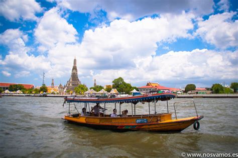 Turistas en un barco eléctrico en el río Chao Phraya en Bangkok, Tailandia