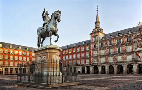 Clientes cenando en la Plaza Mayor de Madrid, España
