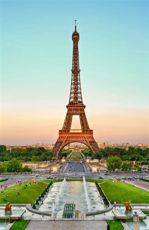 Turistas descansando en un parque cerca de la Torre Eiffel en París, Francia