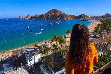 Turistas caminando por el centro de Cabo San Lucas, México