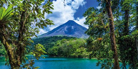 Paisaje natural de Costa Rica, destacando su flora y clima