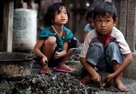 Foto de niños en situación de pobreza o trabajando en contextos precarios