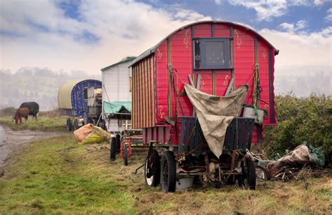 Campamento gitano con carpas en un entorno rural