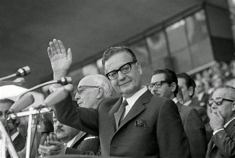 Fotografía de Salvador Allende en un desfile patrio, saludando a la multitud