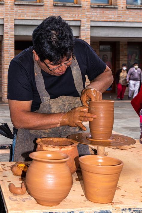 Fotografía de alfareros trabajando en Pomaire o Talagante