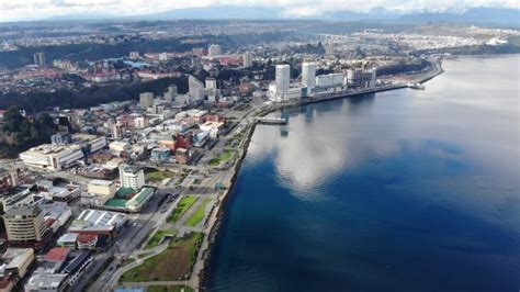 Fotografía del borde costero de Puerto Montt con actividad comercial