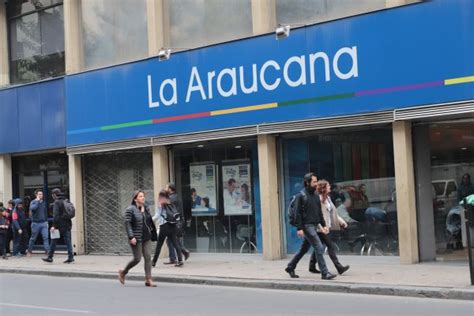 Infografía que resume la evolución histórica de la Caja de Compensación La Araucana y sus funciones a lo largo del tiempo.