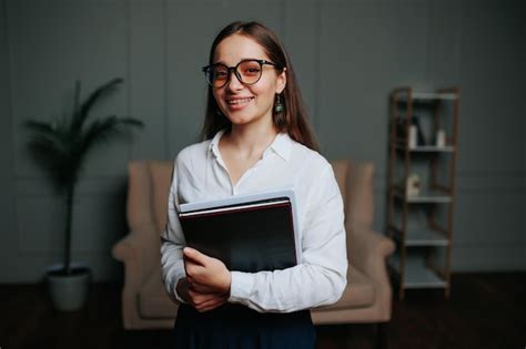Foto de una psicóloga en un entorno profesional pero con elementos que sugieren estrés o apoyo, simbolizando la carga emocional del trabajo